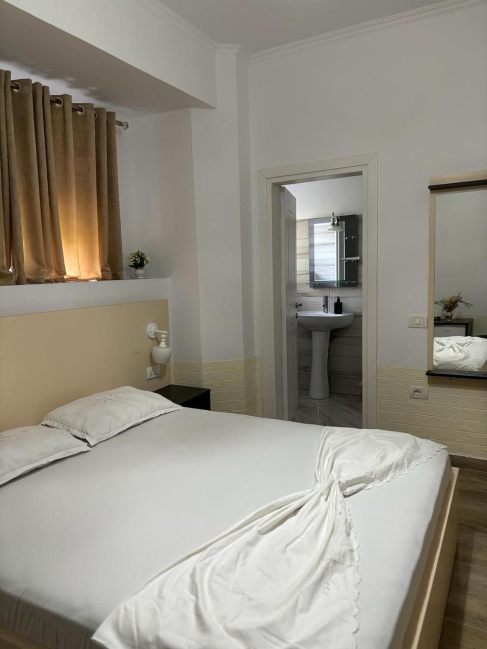 Guest House Adi Hoxha Berat Exterior foto