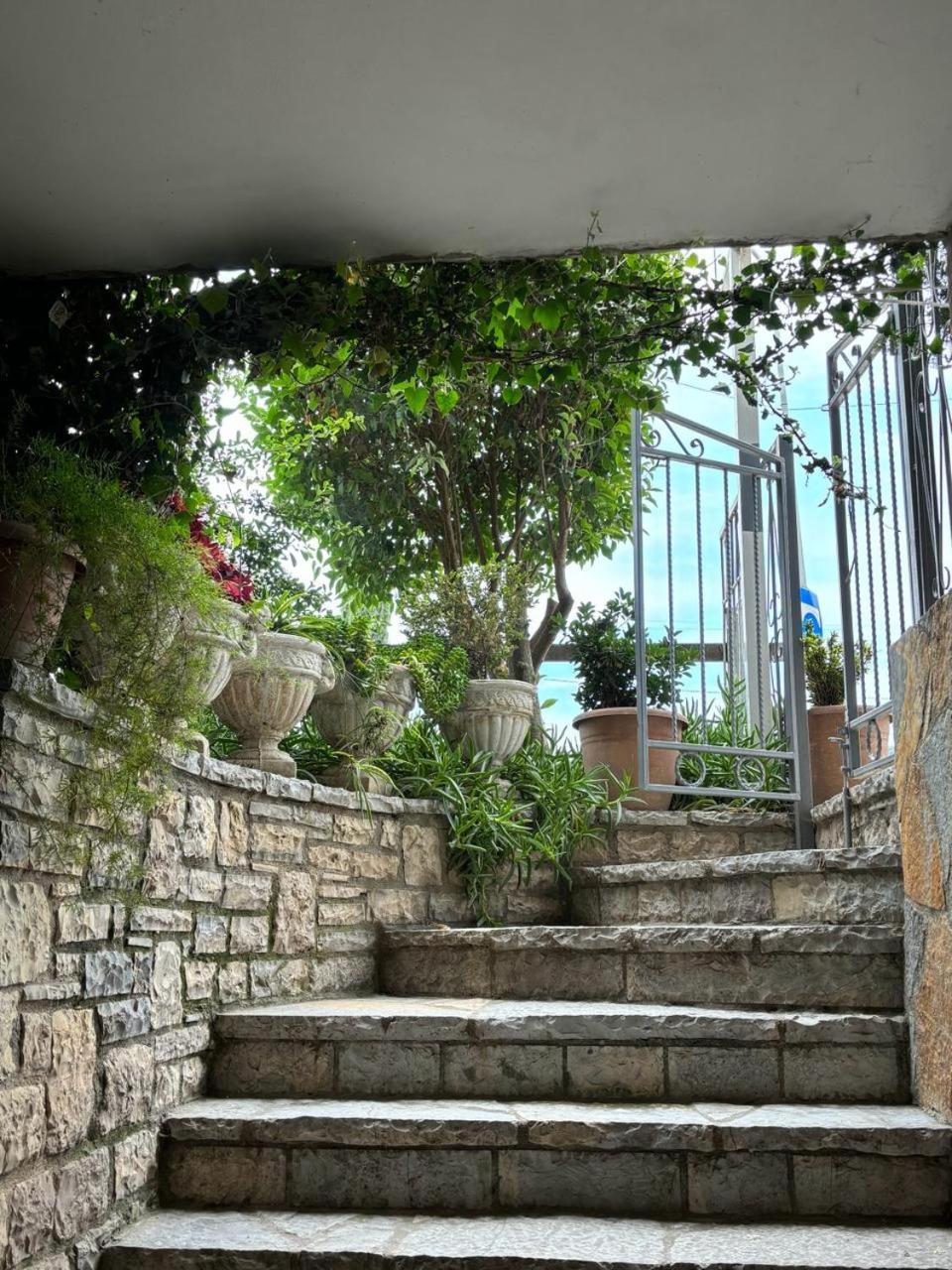 Guest House Adi Hoxha Berat Exterior foto