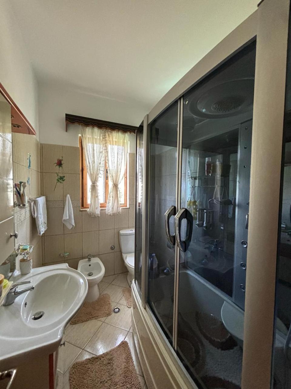 Guest House Adi Hoxha Berat Exterior foto